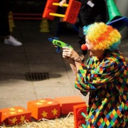 Auftritt eines Clowns anlässlich dem 10-jährigen Jubiläum des Kinderhauses am Schloss in Schorndorf
