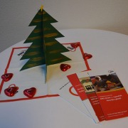 Foto mit Papier-Weihnachtsbaum und AWO Flyern zur Eröffnung des Kinderhauses Zwergenzügle
