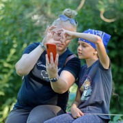 Frau und Kind am Handy